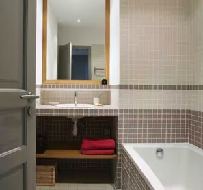 Shower, hair dryer, towels, soap - Superb terrace overlooking salt marshes - Les Salins (Porto-Vecchio)
