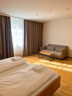 Superior-Doppelzimmer | Schreibtisch, laptopgeeigneter Arbeitsplatz, Verdunkelungsvorhänge