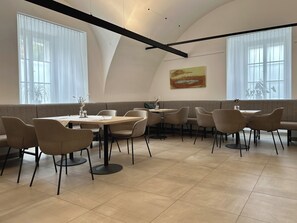 Breakfast, lunch and dinner served - Schloss Hotel Zeillern (Zeillern)