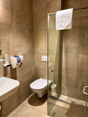 Douche, sèche-cheveux, serviettes fournies, savon