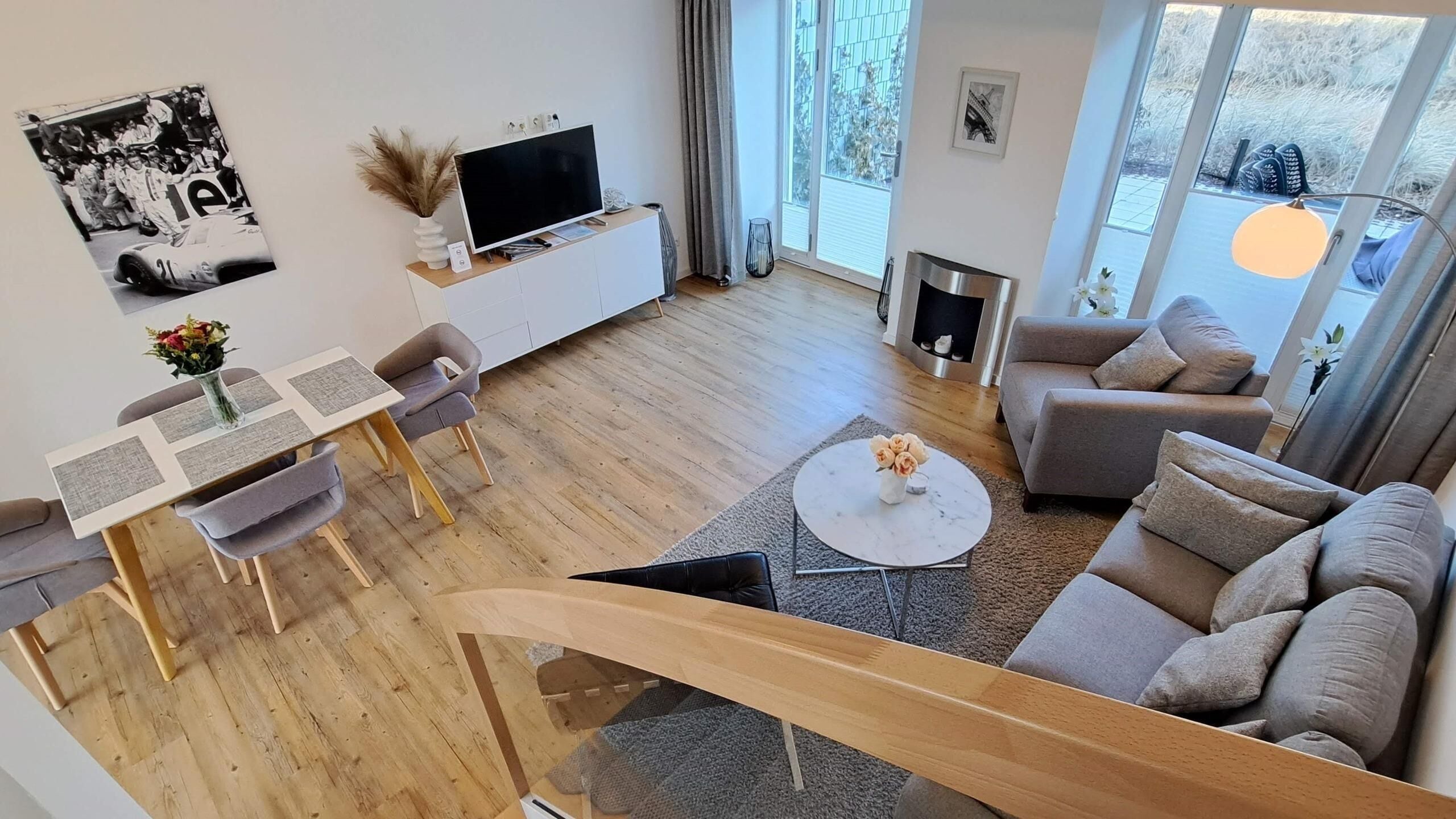Wohnzimmer: Sitzecke, TV, Essbereich, Zugang zur Terrasse