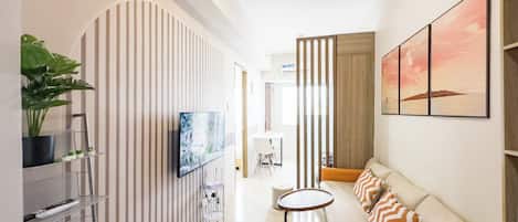 Condo clásico, vista a la alberca | Área de sala de estar | Televisión de pantalla plana de 43 pulgadas con canales digitales