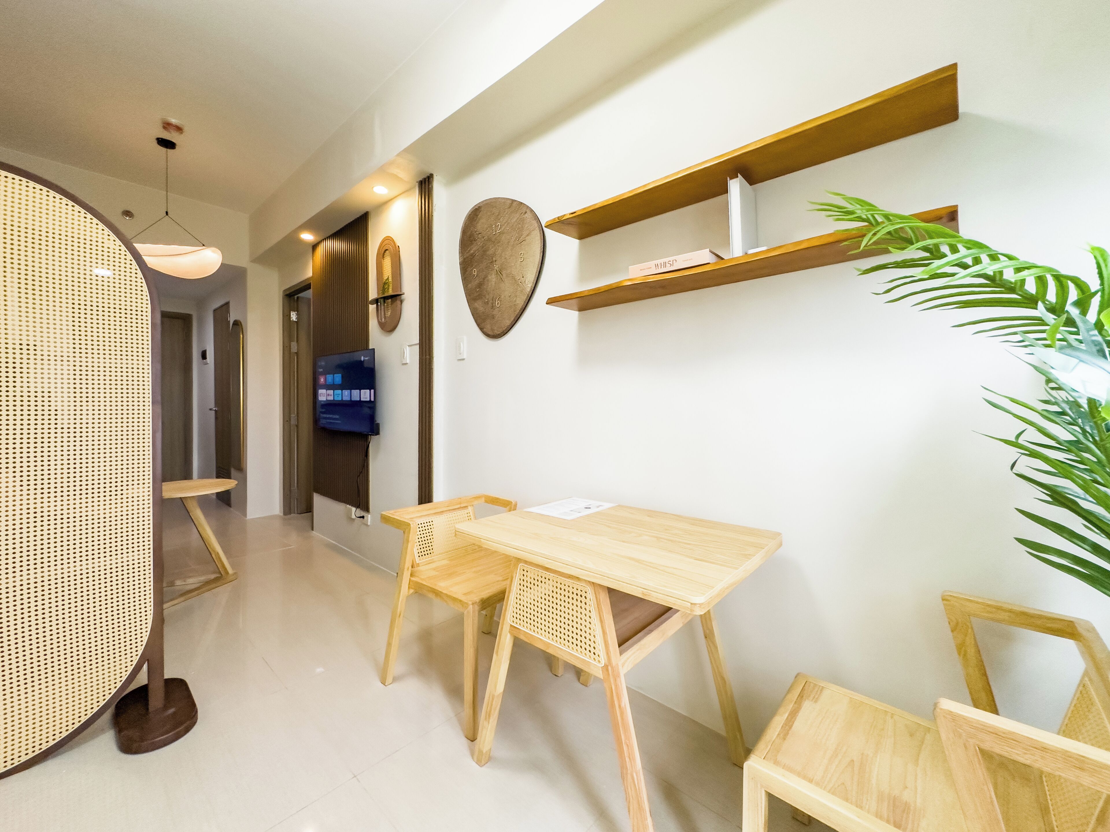 Design Condo, City View | In-room dining