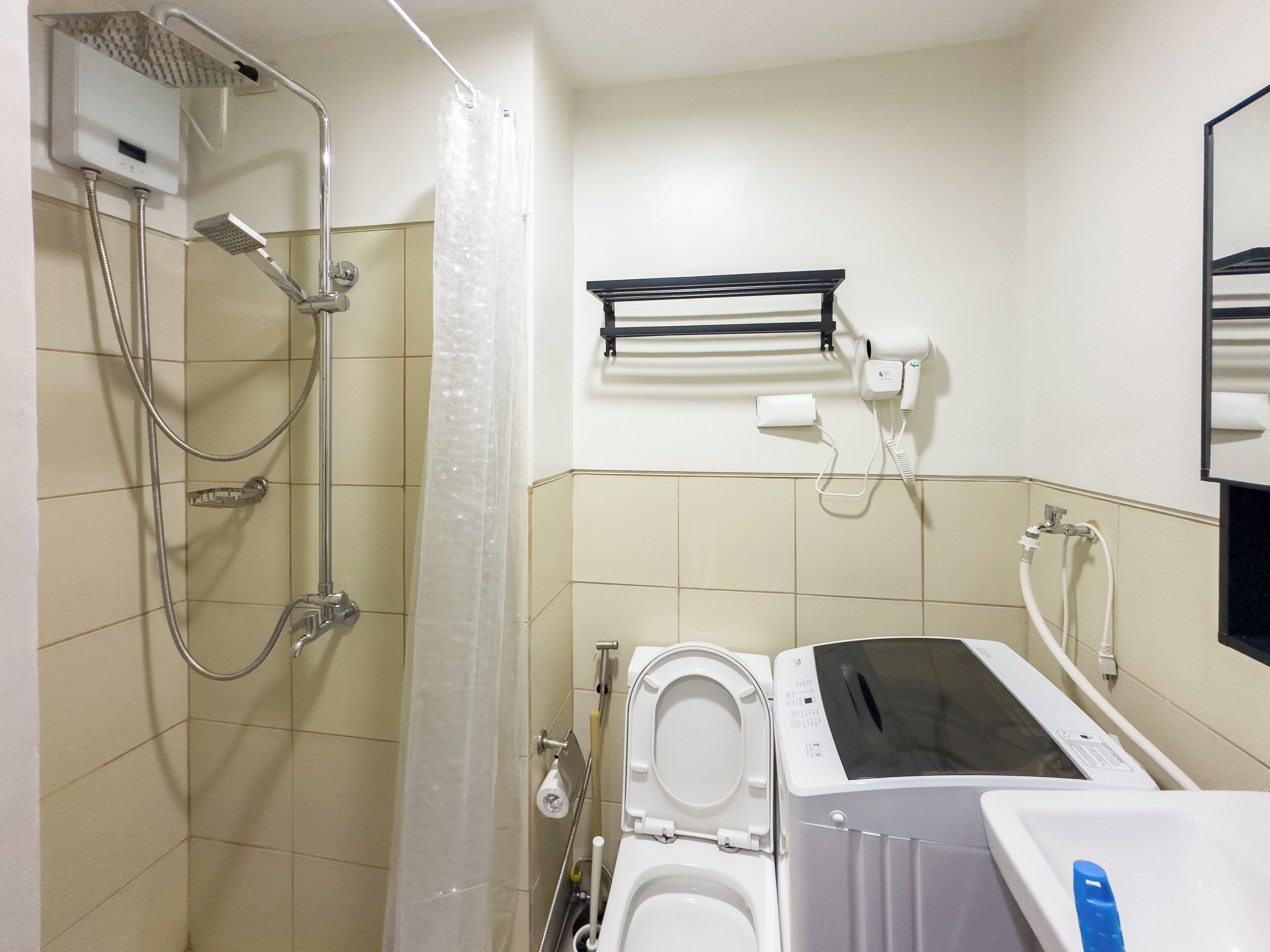Apartamento clásico, vistas a la piscina | Baño | Ducha, artículos de higiene personal gratuitos y secador de pelo
