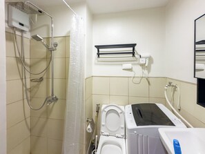 Classic Condo, Pool View | Bathroom | Shower, free toiletries, hair dryer, towels - GemstoneBR in SMDC Field Residences (Las Pinas)