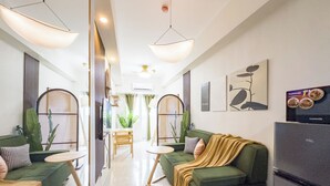 Kondominium Desain, pemandangan kota | Area keluarga | Televisi layar datar 43-inci dengan saluran TV digital
