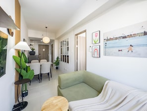 Luxury-Apartment, Kochnische, Gartenblick | Wohnbereich | 43-Zoll-Flachbildfernseher mit Digitalempfang