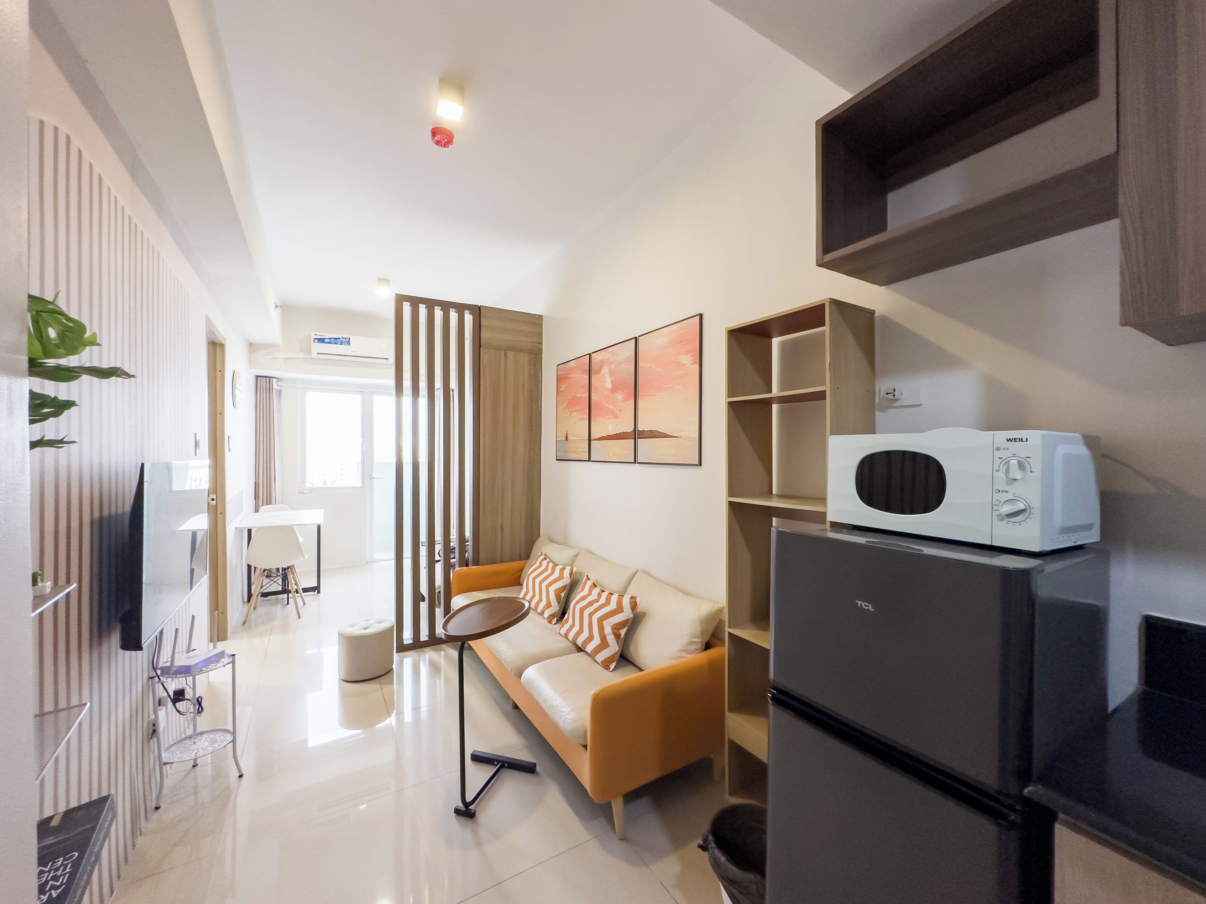 Klassiek appartement, uitzicht op zwembad | Woonruimte | Een 43-inch flatscreentelevisie met digitale zenders