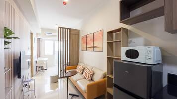 Klassiek appartement, uitzicht op zwembad | Woonruimte | Een 43-inch flatscreentelevisie met digitale zenders