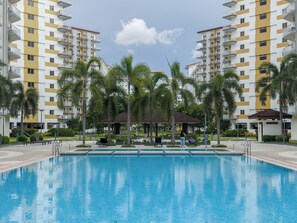 2 outdoor pools - GemstoneBR in SMDC Field Residences (Paranque City)
