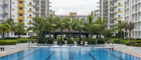 2 piscines extérieures