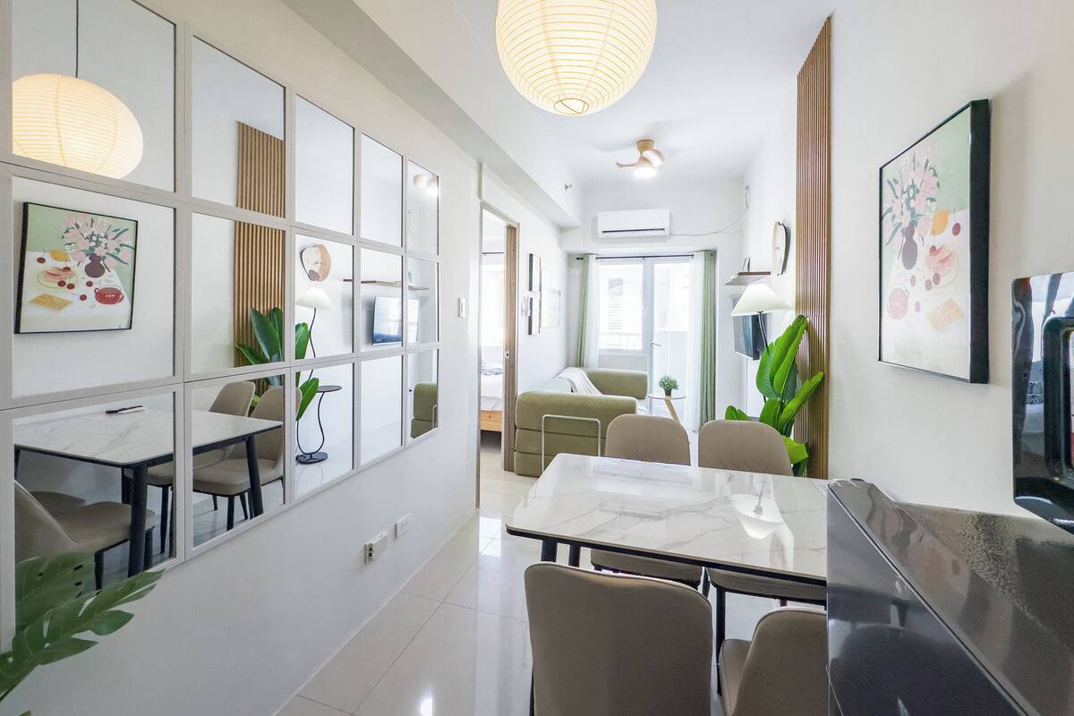 Luxury Condo, Kitchenette, Garden View | Living area