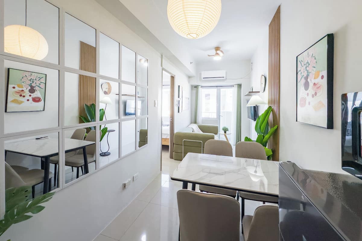 Luxury-Apartment, Kochnische, Gartenblick | Wohnbereich | 43-Zoll-Flachbildfernseher mit Digitalempfang