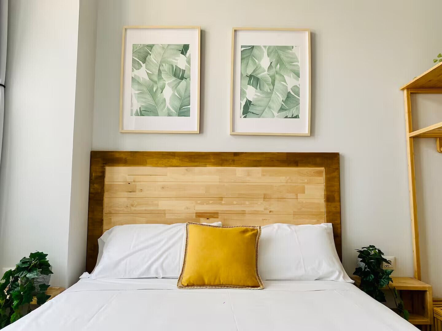 Tabla de planchar con plancha, wifi gratis, ropa de cama