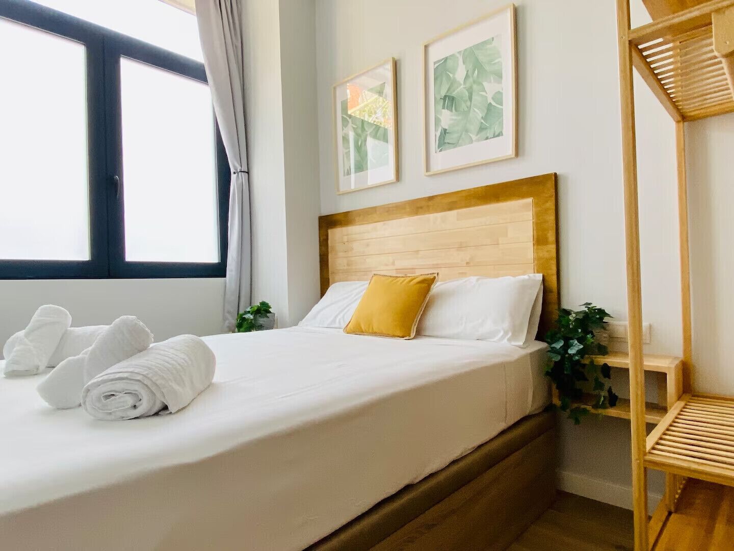 Tabla de planchar con plancha, wifi gratis, ropa de cama