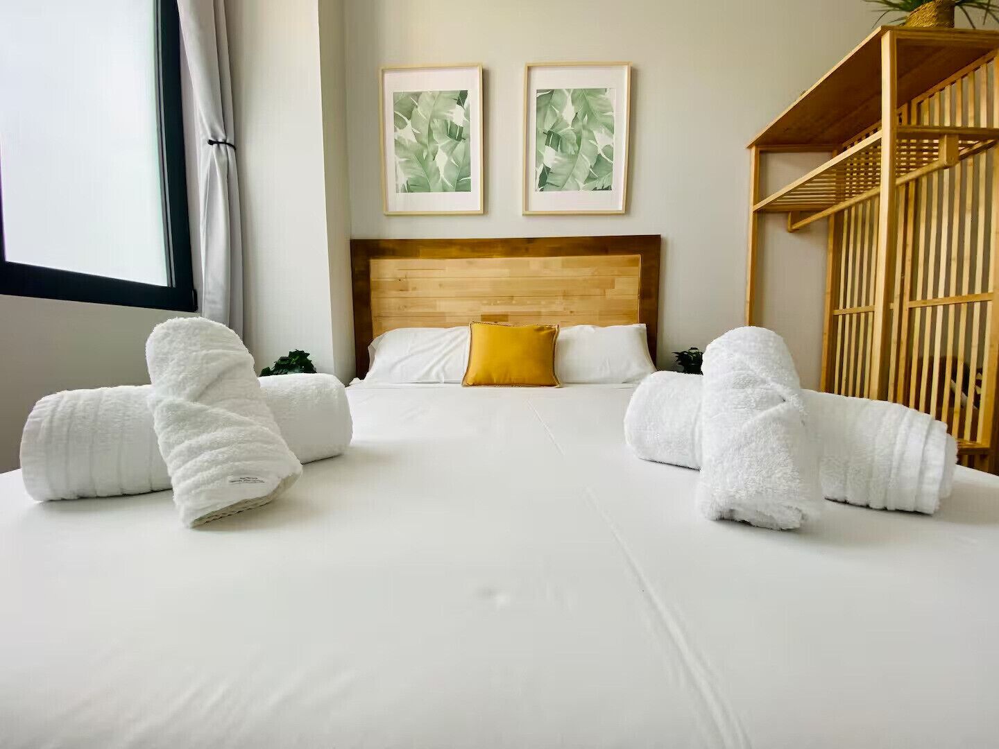 Tabla de planchar con plancha, wifi gratis, ropa de cama