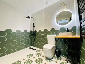 Dusj, hårføner og håndklær