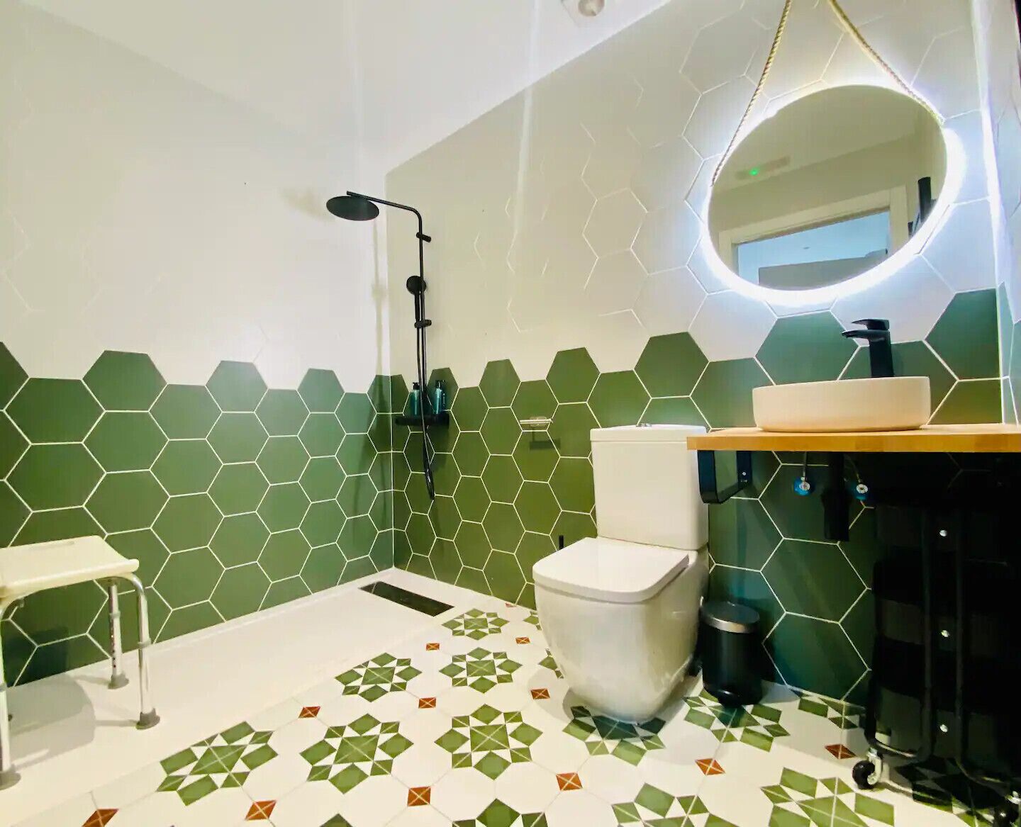 Ducha, secador de pelo y toallas