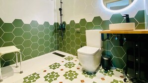 Shower, hair dryer, towels - Beach Apartment | 1BR | 2 Guests | AC & WIFI (Valencia)