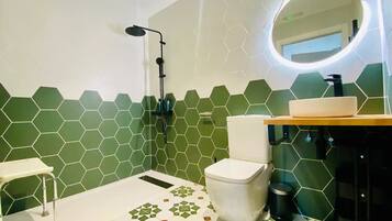 Shower, hair dryer, towels