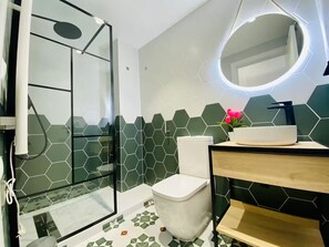 Dusj, hårføner og håndklær