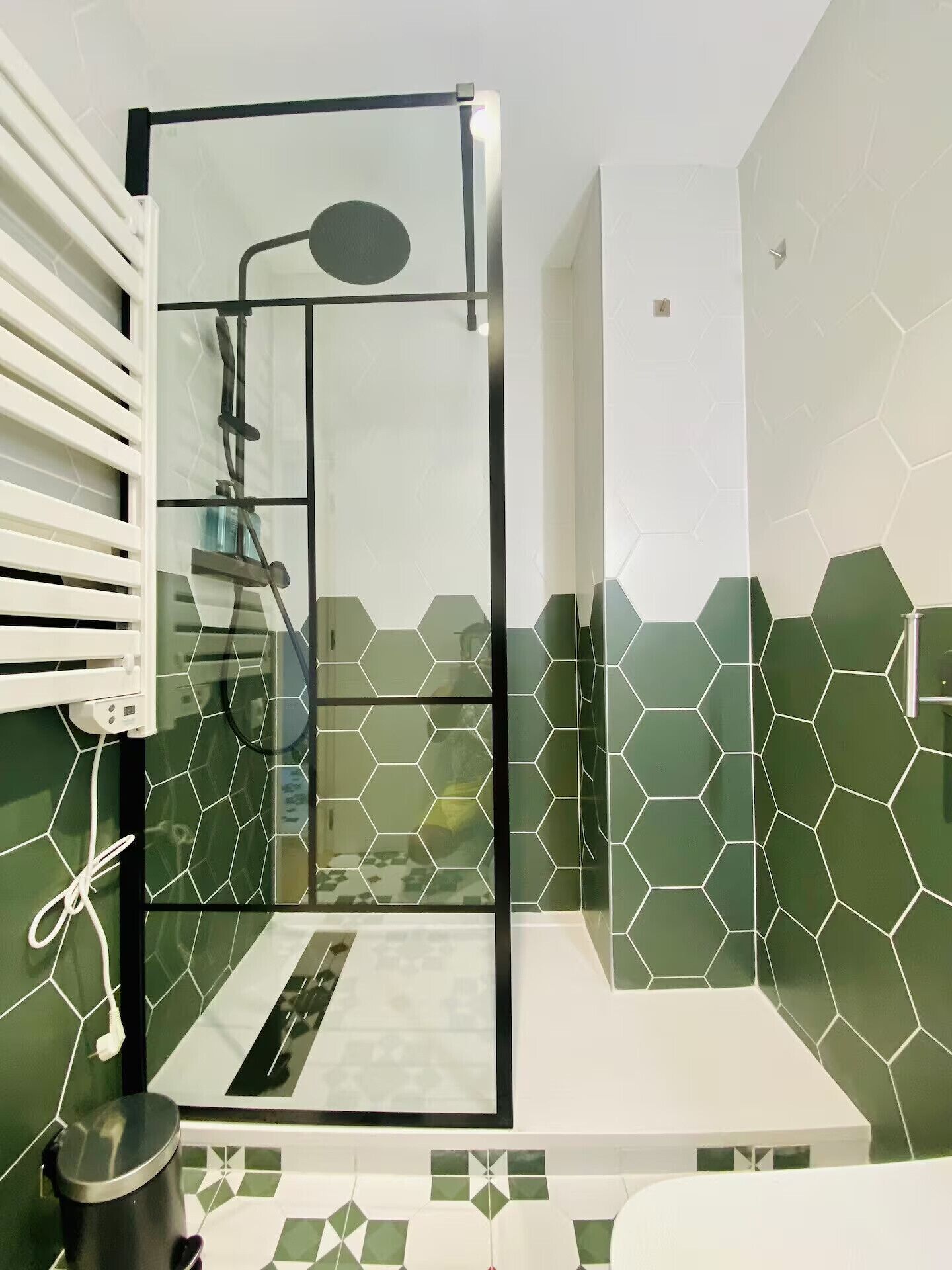 Douche, sèche-cheveux, serviettes fournies