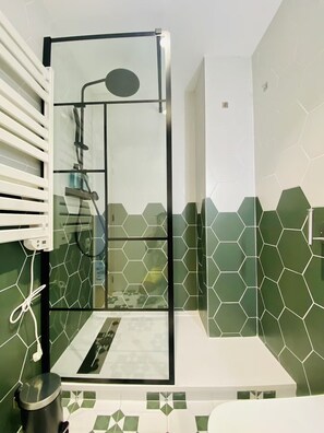 Een douche, een haardroger, handdoeken