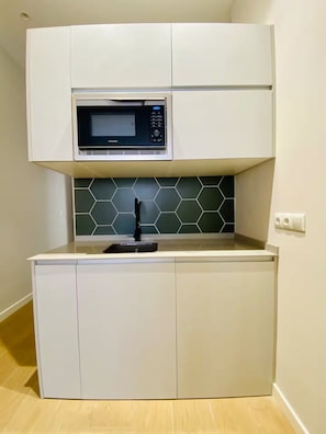 Køleskab, mikrobølgeovn, kaffe-/temaskine, elkedel