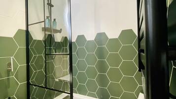 Een douche, een haardroger, handdoeken