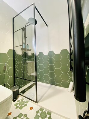 Douche, sèche-cheveux, serviettes fournies