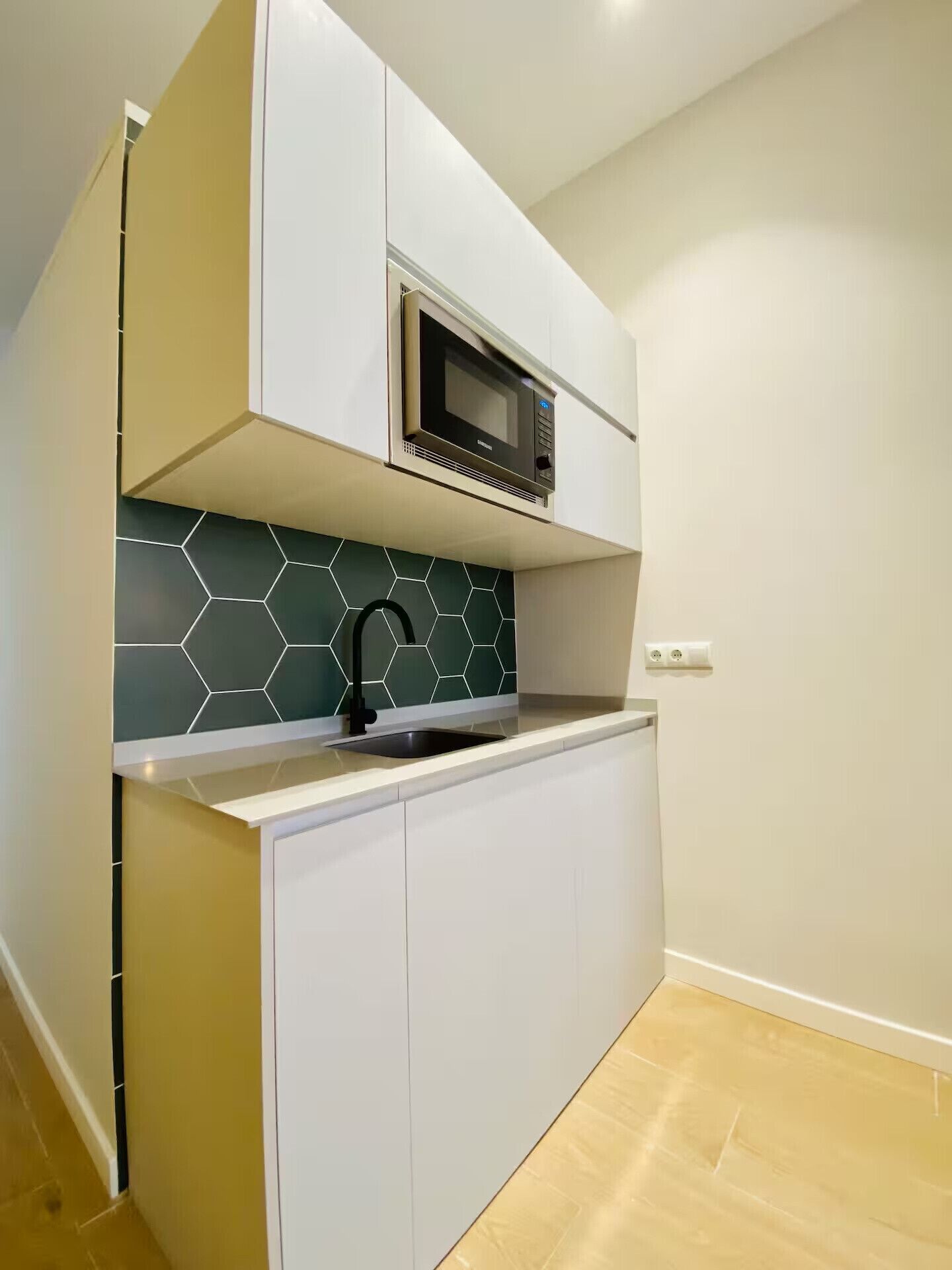 Refrigerador, microondas, cafetera y tetera y tetera eléctrica 