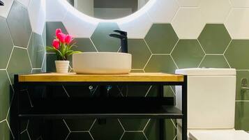 Een douche, een haardroger, handdoeken