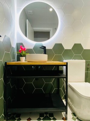 Een douche, een haardroger, handdoeken