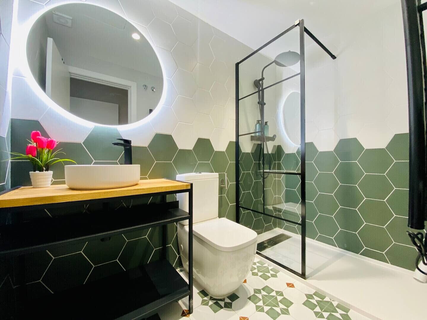 Ducha, secador de pelo, toallas