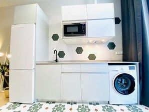 Réfrigérateur, micro-ondes, cafetière/bouilloire, bouilloire électrique