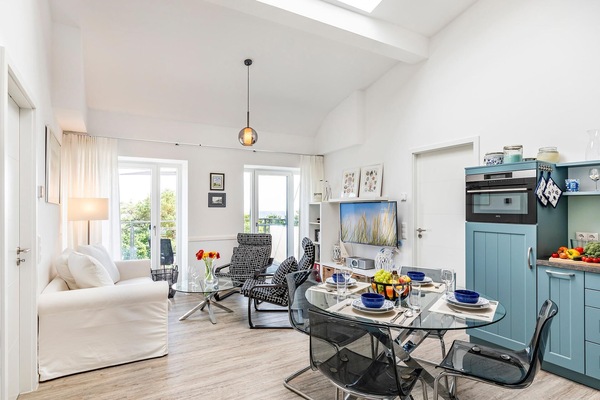 Wohnzimmer: Sofa, TV, Zugang zum Balkon