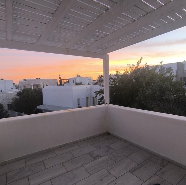 Family Apartment, Private Pool, Beach View | Property grounds - THEROS CASA LOGARAS (Paros)