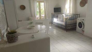Departamento, alberca privada, vista al jardín | Interior