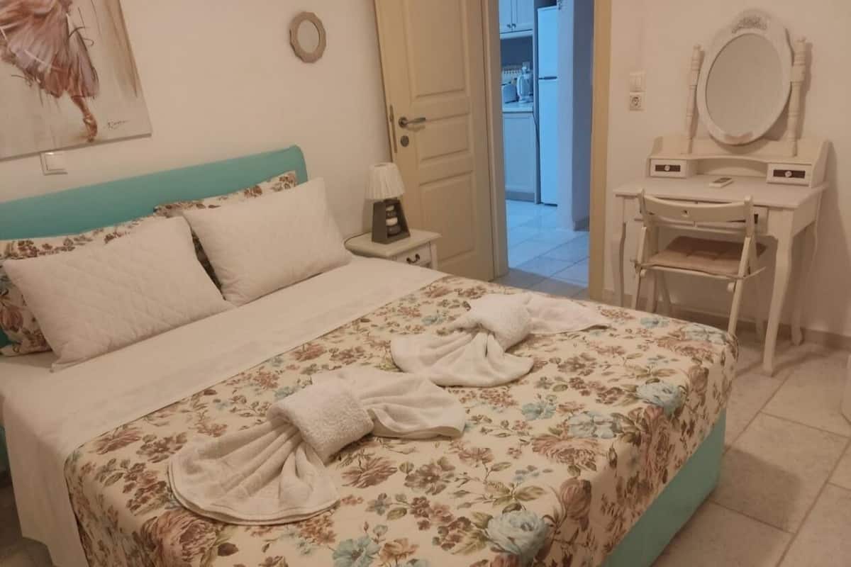 Espacio para trabajar con laptop y cortinas blackout