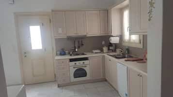 LÀgenhet - privat pool - utsikt mot trÀdgÄrden | Eget kök | KylskÄp, ugn, spishÀll och diskmaskin