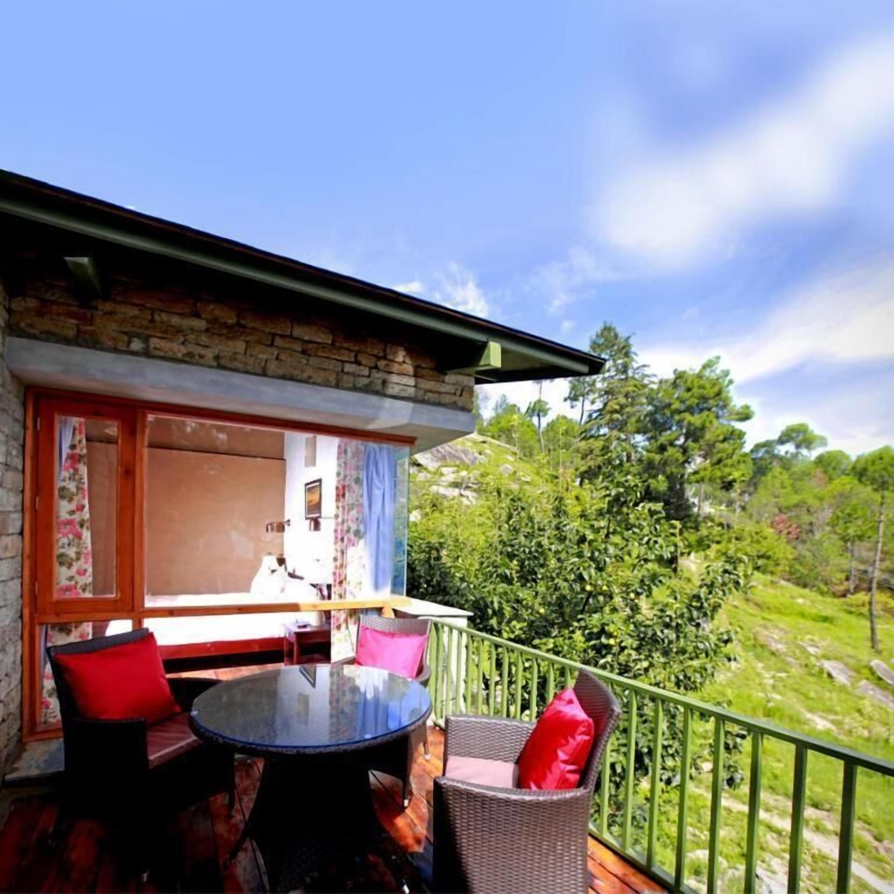 Chambre Quadruple Exclusive, balcon, vue jardin | Enceinte de l’hébergement