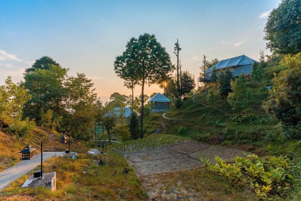 ดีลักซ์เต็นท์, ลานระเบียง, วิวสวน | บริเวณที่พัก