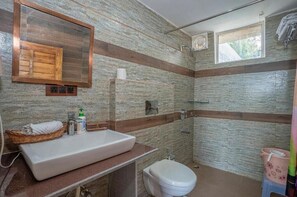 Tienda Deluxe, patio, vistas al jardín | Baño