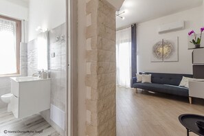 Apartemen | Kamar mandi | Shower, pancuran hujan, pengering rambut, dan kloset