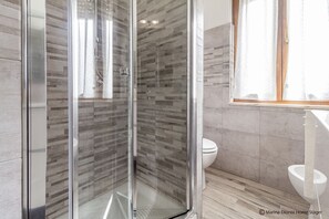 Căn hộ | Phòng tắm | Buồng tắm vòi sen, vòi sen phun mưa, máy sấy tóc, chậu vệ sinh/vòi rửa 