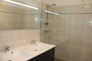 Shower, hair dryer - Perfect 2-bedroom apartment with AC in pleasant Fréjus (FRÈJUS)