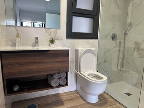 Shower, hair dryer, towels, soap - Vamos Valentino 33 (Villamartin)