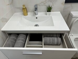 Shower, hair dryer, towels, soap - Vamos Valentino 33 (Villamartin)