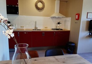 Kylskåp, mikrovågsugn, kaffe- och tebryggare och grytor/köksredskap