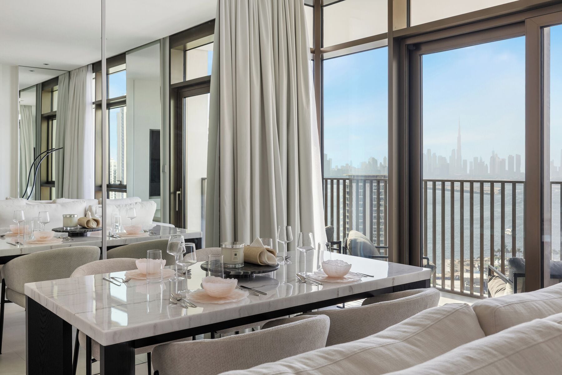 Apartamento superluxo, sacada, vista para o porto | Opções para refeição